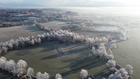 Luftaufnahmen,-Die-Sich-Am-Frühen-Morgen-über-Einen-Raureif-Auf-Dem-Dedham-Tal-Mit-Dem-Fluss-Stour-Vorwärts-Bewegen