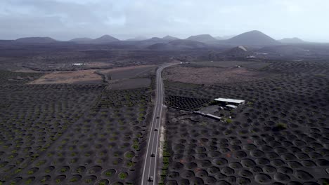 Vista-Aérea-De-Los-Cráteres-Y-Volcanes-De-Los-Viñedos-Volcánicos