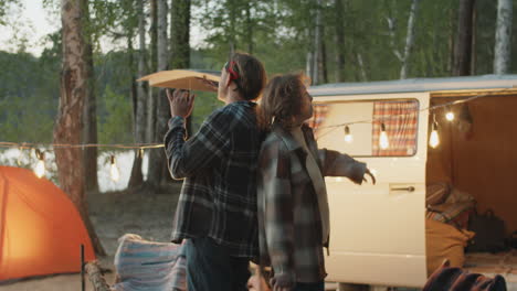 Pareja-Bailando-En-El-Camping-Por-La-Noche