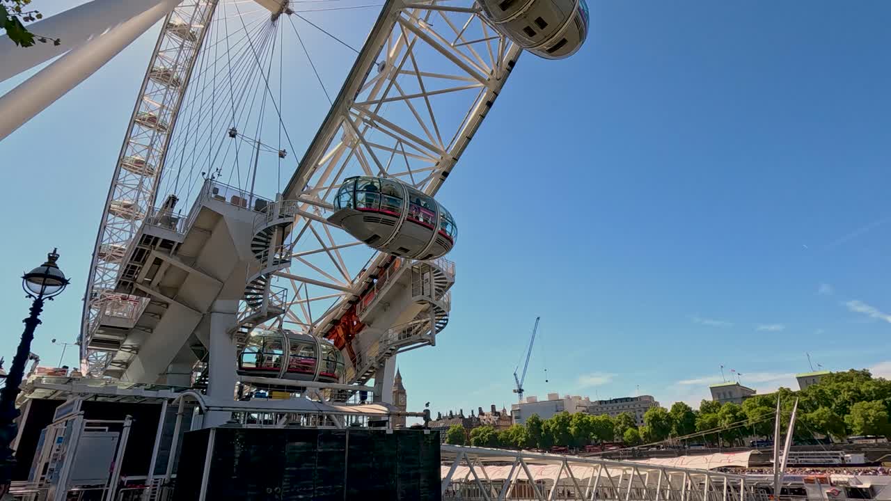 Ruota panoramica che gira a Londra, Inghilterra