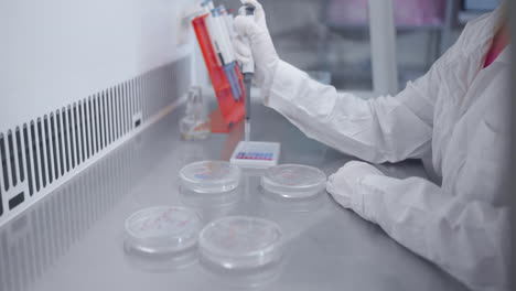 Científico trabajando en un laboratorio