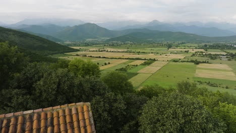 Enthüllung-Traumhafter-Märchen-Wie-Kirche,-Georgische-Landschaft,-Rückwärtsluft