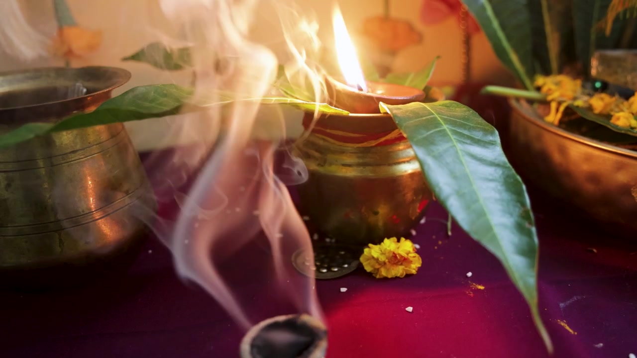 Kalash sacro con lampada a olio e fumo di incenso in una speciale occasione festiva.
