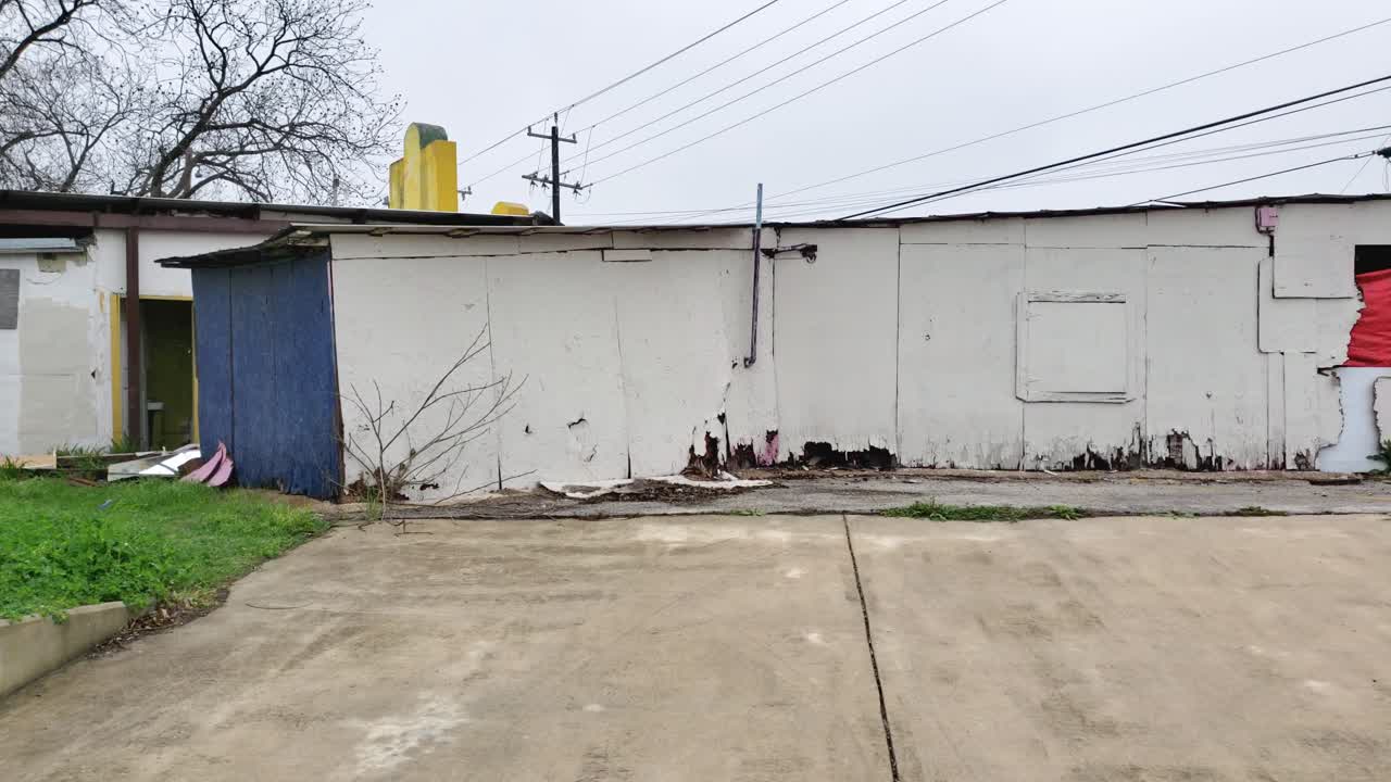 빈민가 지역의 폐업된 오래된 건물 런다운 및 버려진