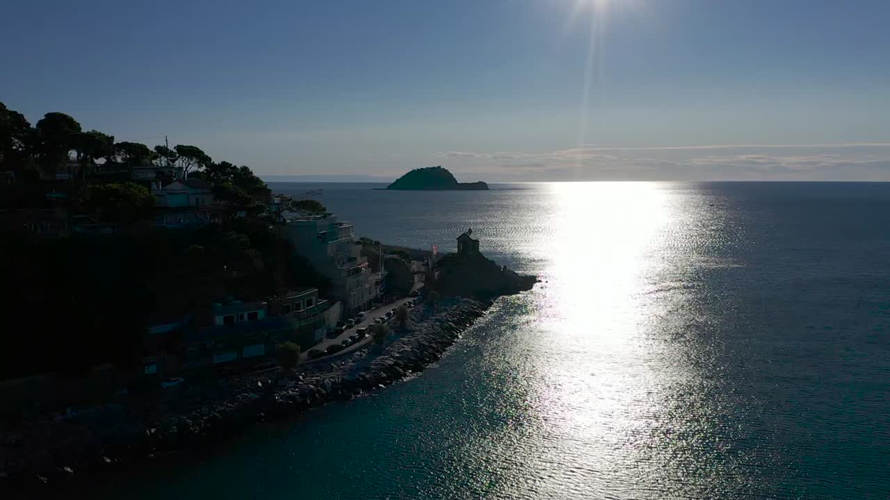 ripresa da drone che rivela la costa ligure e un porto