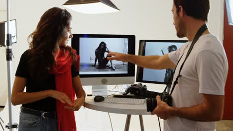 fotógrafo masculino y modelo discutiendo sobre fotos 4k