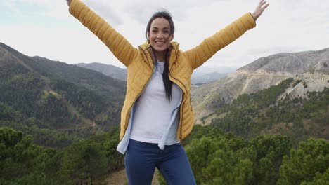 Mujer-Joven-Divertida-En-Una-Montaña