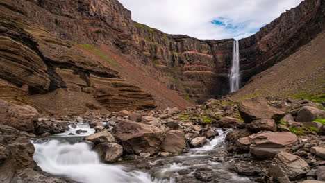 imágenes en lapso de tiempo de la hermosa cascada de hengifoss en el este de islandia.