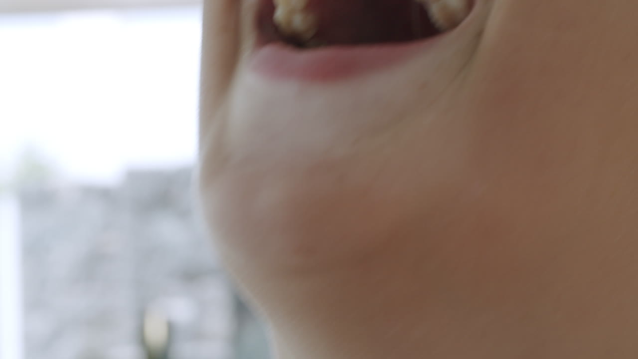 아이가 웃음으로 터져나오고