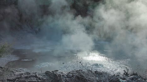 actividad geológica piscina de lodo burbujeando lejos