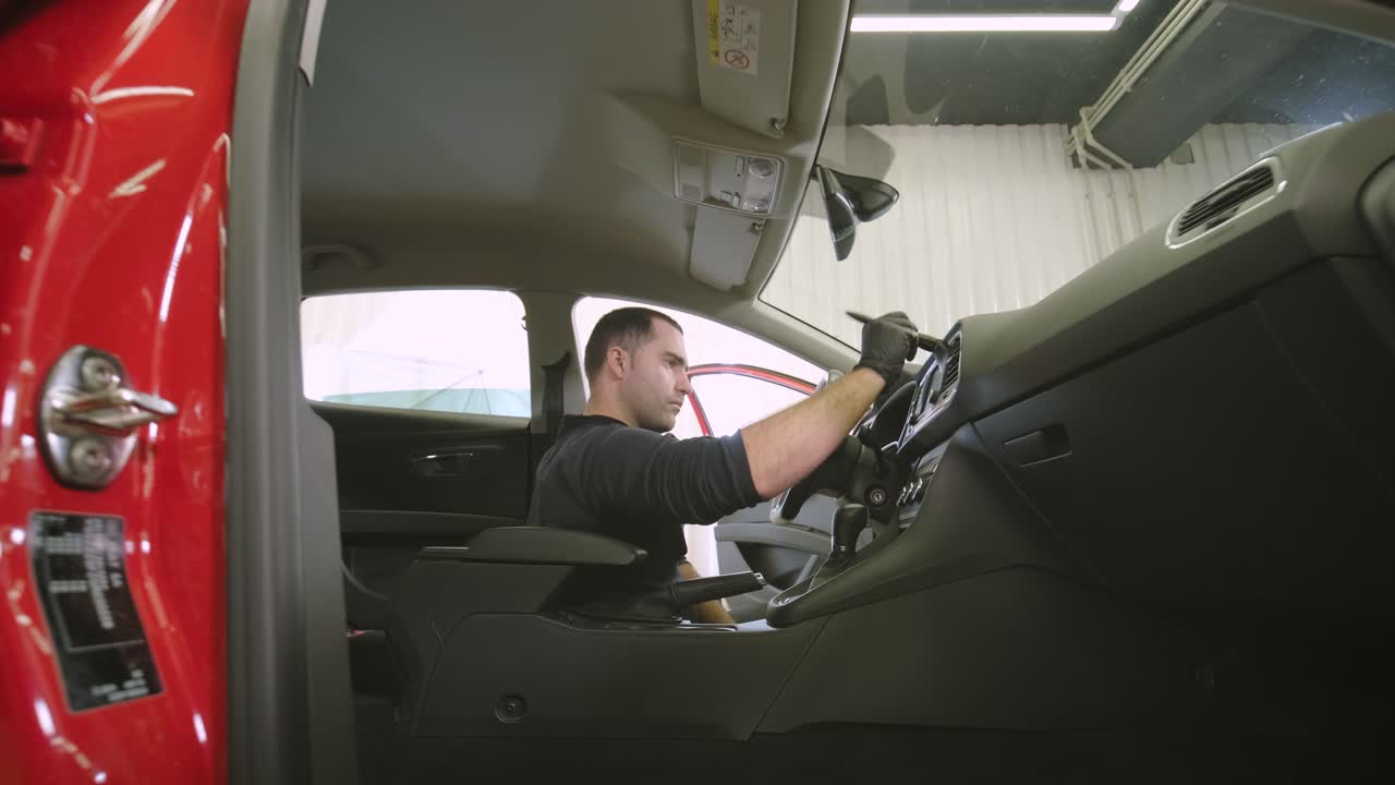 limpieza profesional de automóviles. lavado de sars. detalles interiores. limpieza en seco y detalles del interior de un automóvil. limpeza profunda de asientos. limpeza de espuma en el lavado de automóviles; limpieza del panel del automóvil del polvo. una aspiradora