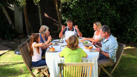 Familiengrill-Im-Garten