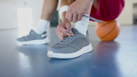 Atleta-Se-Ata-Los-Cordones-De-Los-Zapatos-En-La-Cancha-De-Baloncesto