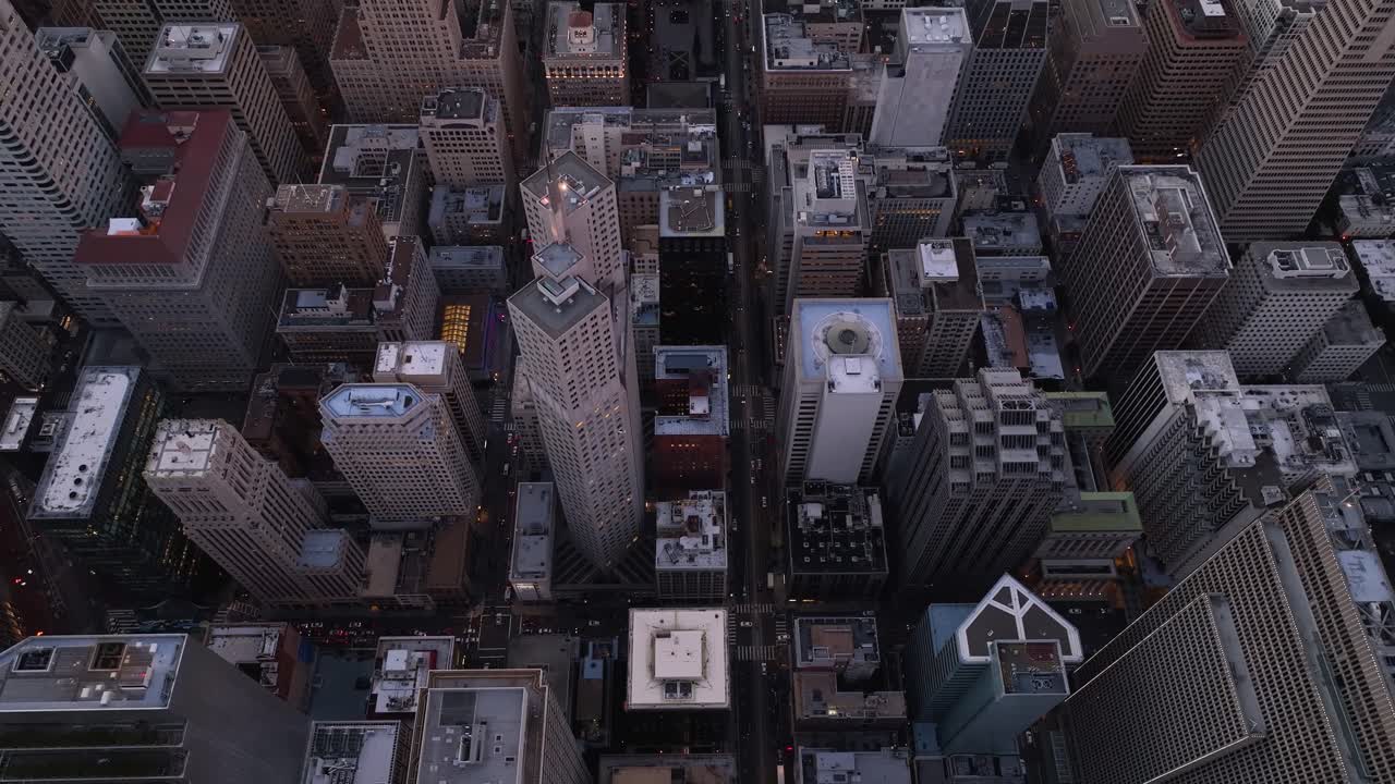 저녁에 샌프란시스코 시내 블록의 건물과 거리의 바로 위에 있는 항공기