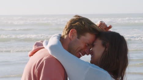 Toma-En-Cámara-Lenta-De-Una-Pareja-Romántica-En-Vacaciones-De-Invierno-En-La-Playa