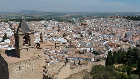 Flug-über-Eine-Maurische-Burg-In-Einer-Stadt-In-Malaga,-Andalusien