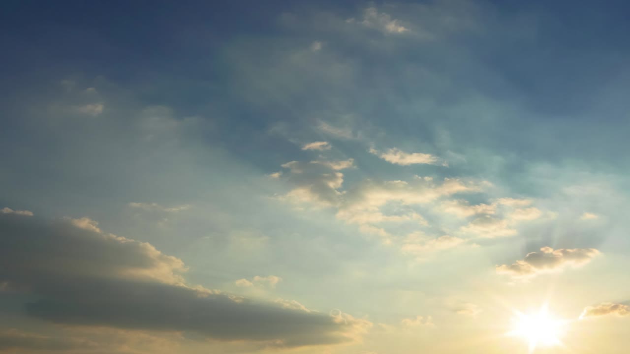 hermosa puesta de sol moviendo nubes por la noche