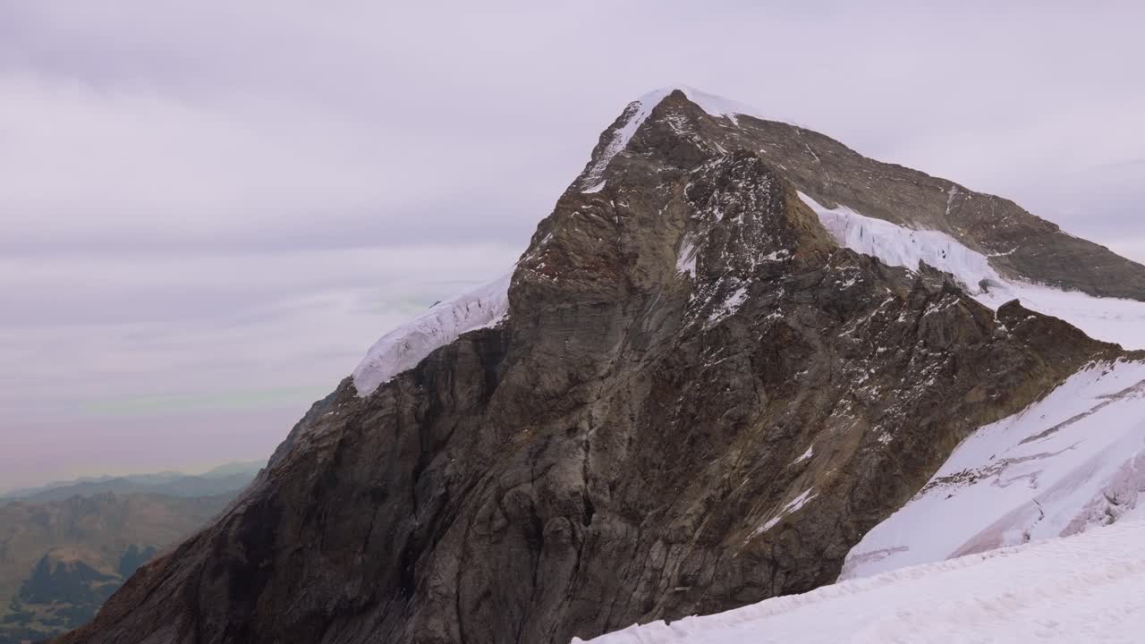 заснеженная гора в лаутербруннене, швейцария