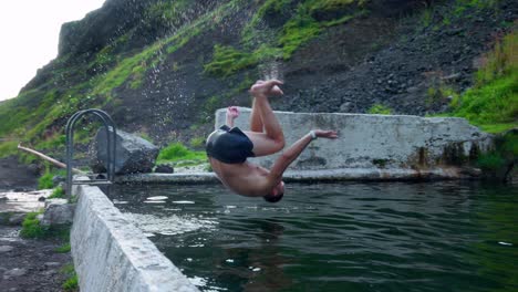 hombre cayendo en la piscina seljavallalaug en el sur de islandia