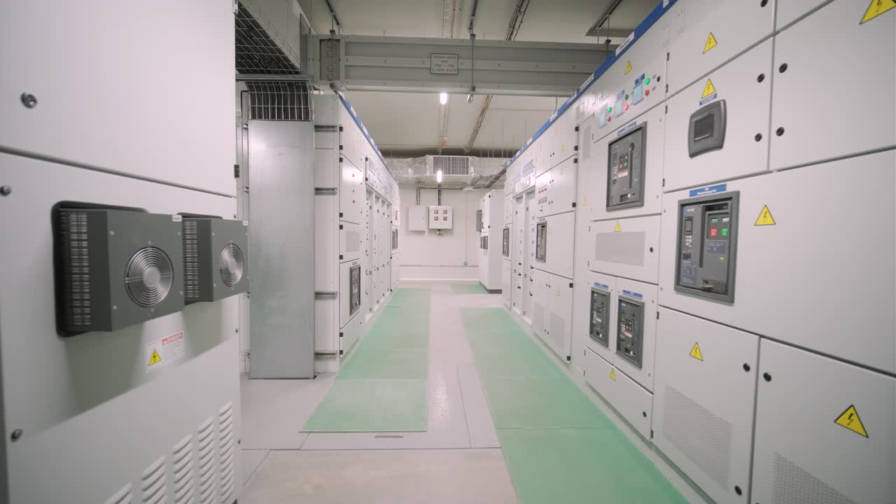 sala de control de tensión eléctrica de una planta
