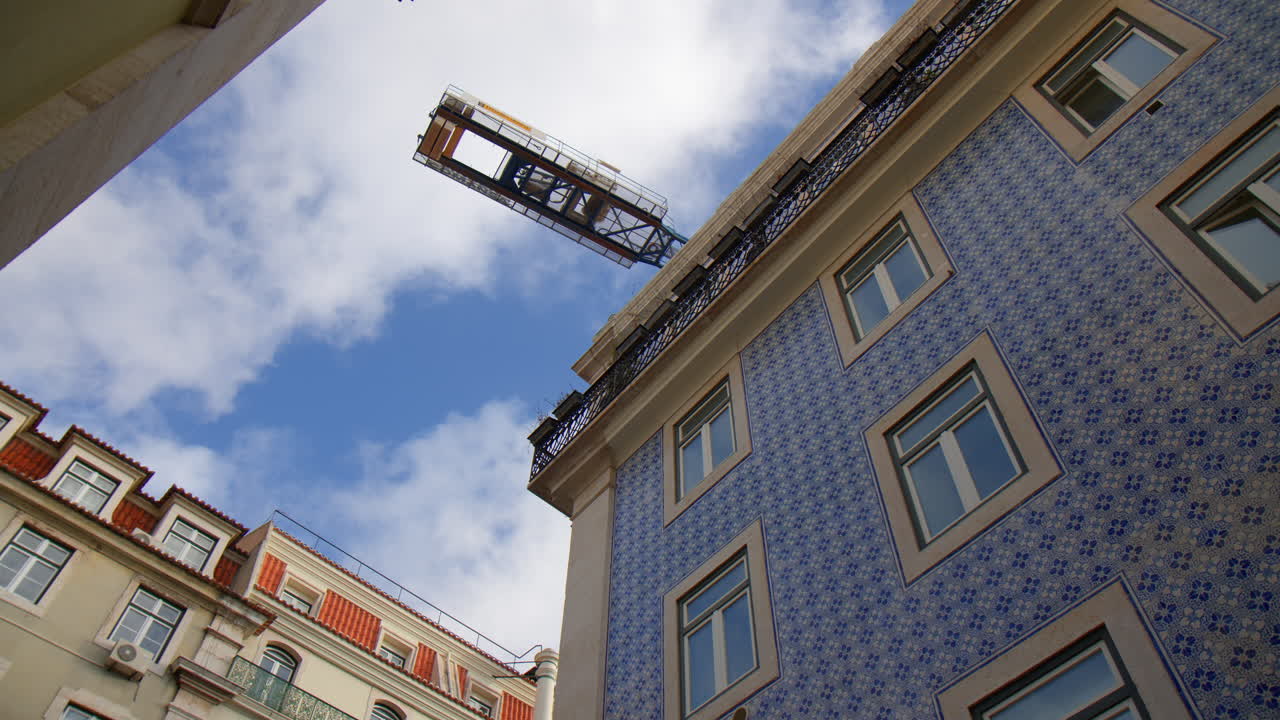 mirando hacia arriba en la plataforma de la grúa torre por encima de un edificio de apartamentos de azulejos azules en lisboa, portugal