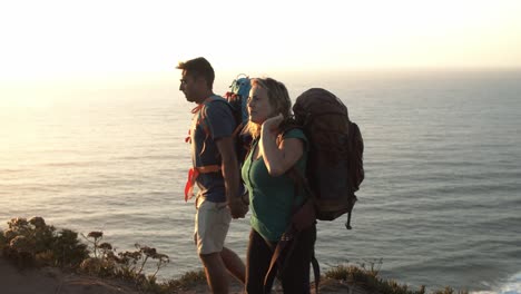 Pareja-De-Mochileros-De-Mediana-Edad-Caminando-Por-Un-Sendero-De-Montaña