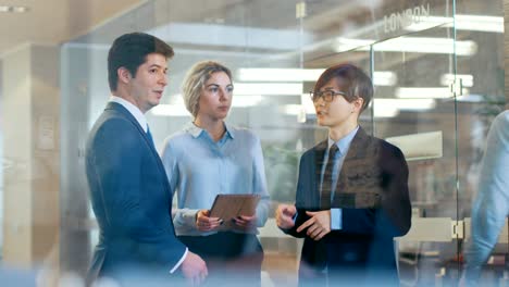 equipo de diplomáticos masculinos y femeninos hablando con empresarios asiáticos, estableciendo contactos comerciales y relaciones internacionales. edificio corporativo de alta clase.
