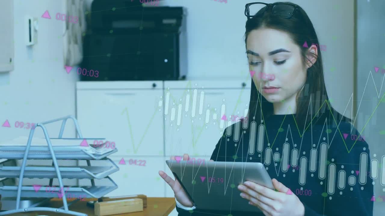 animación de procesamiento de datos contra una mujer de negocios caucásica que usa una tableta digital en la oficina