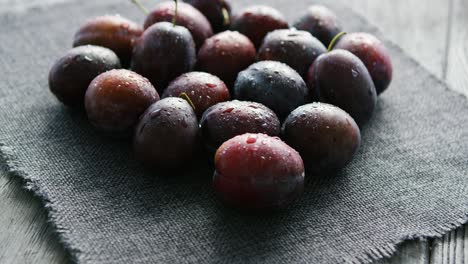 Wet-fresh-plums-on-napkin