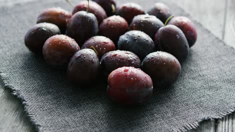 ciruelas frescas mojadas en servilleta