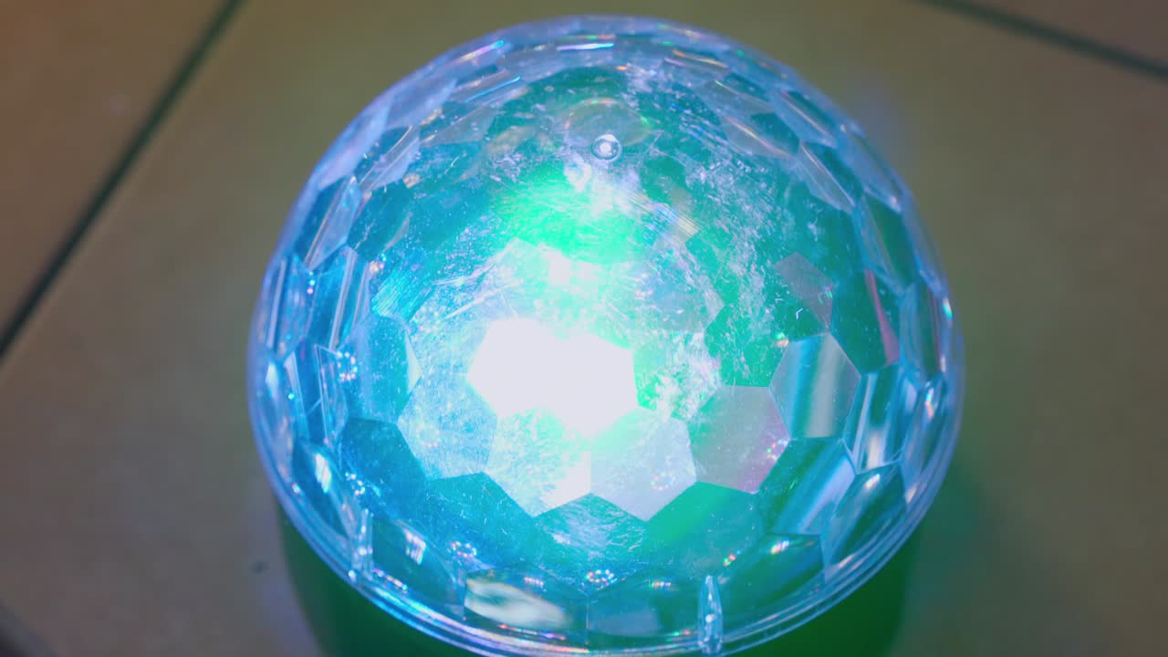 iluminación de luz bola de discoteca parpadeando con diferentes colores, rendimiento y equipo de entretenimiento para conciertos y fiestas con música en vivo. fiesta de dj y concepto de luces brillantes