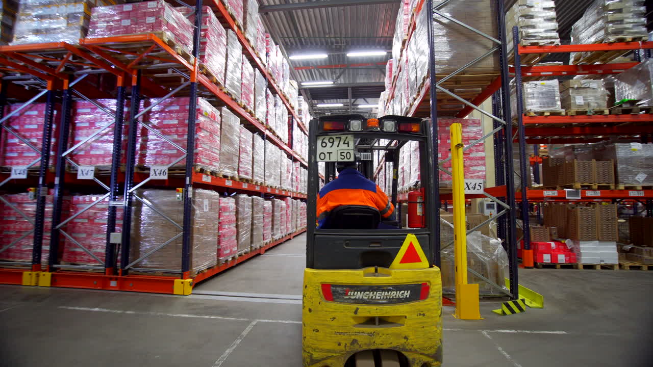 operaciones de almacén con carretillas elevadoras