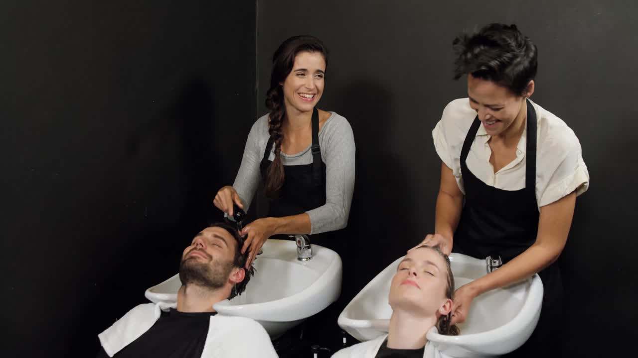 los clientes se lavan el cabello