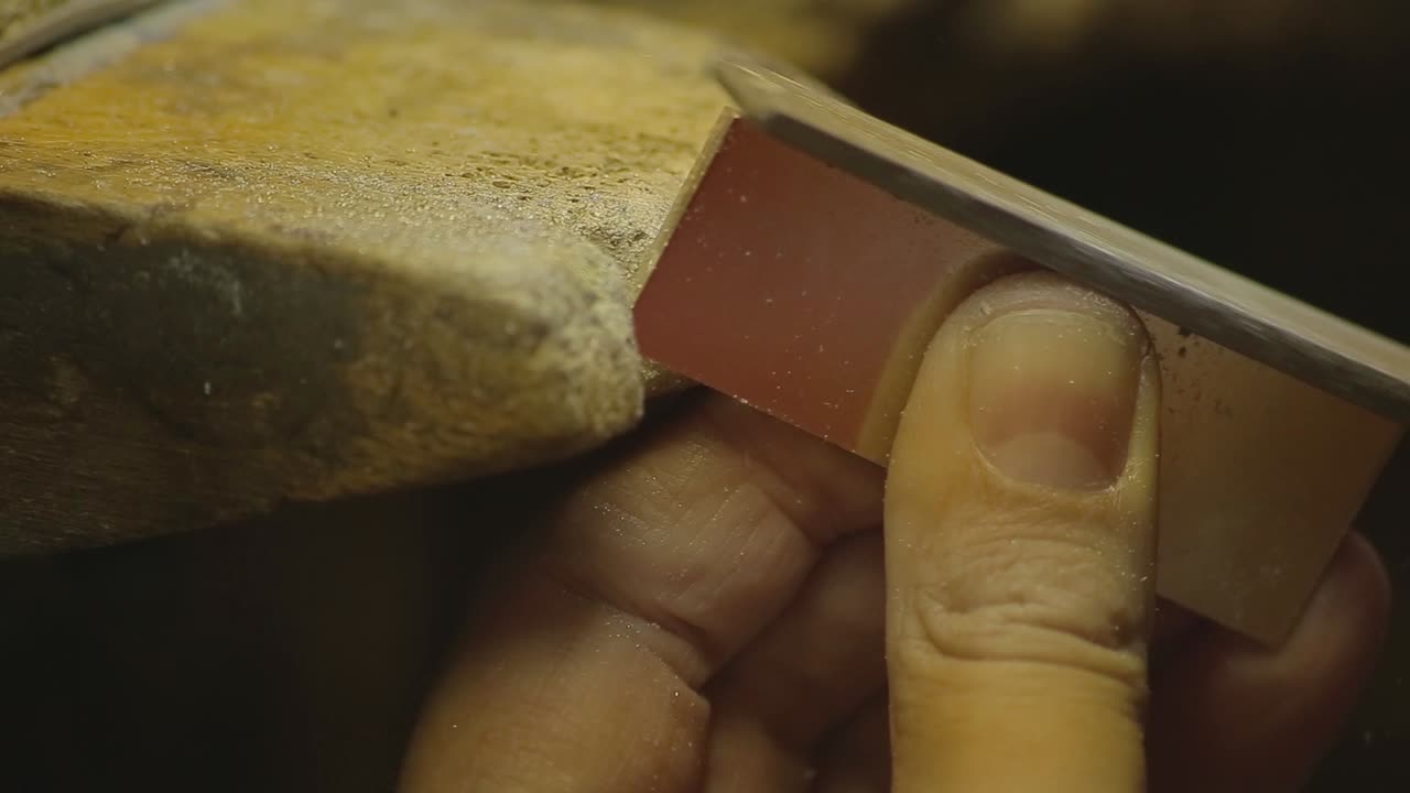 약혼이나 결혼 반지를 만드는 직장에서 이탈리아 금세공인