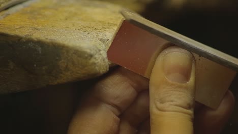 orfebre italiano en el trabajo construyendo un compromiso o un anillo de bodas