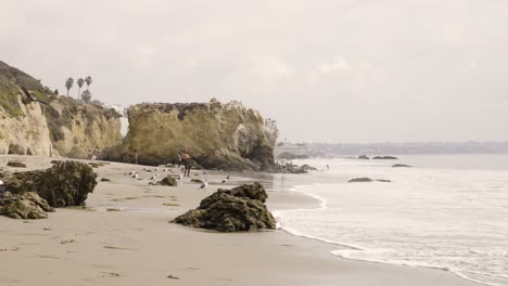 Playa-El-Matador-Olas-Rompiendo-En-La-Arena-De-California-Plano-General-De-Todo-El-Paisaje