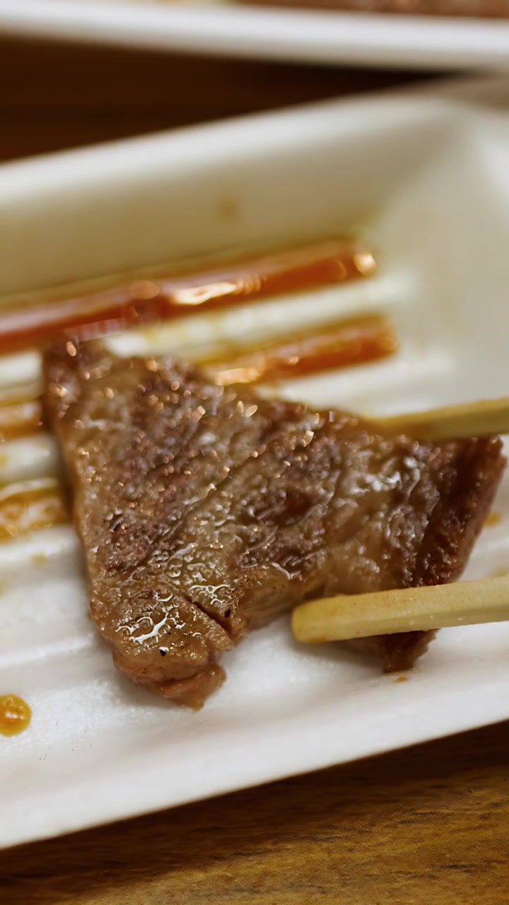 Intingere carne alla griglia nella salsa con le bacchette