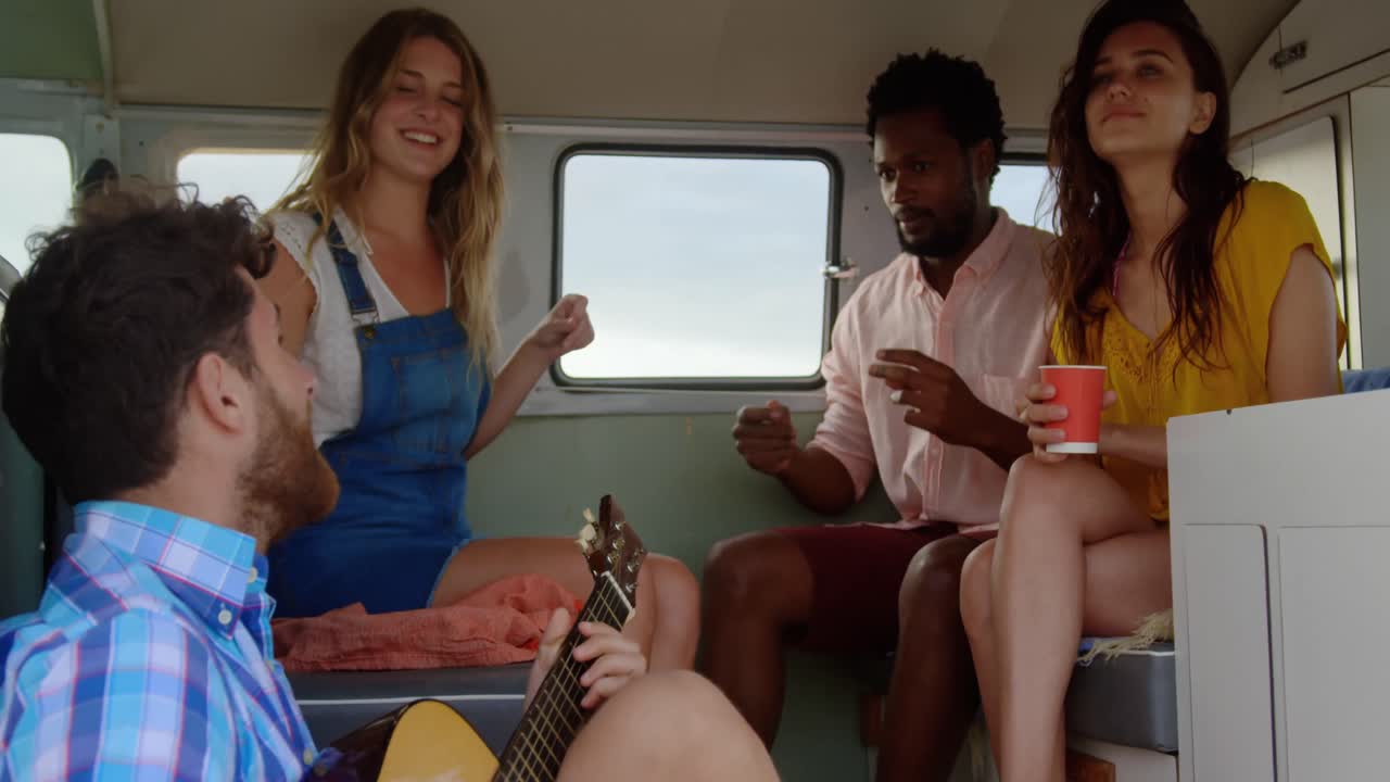 기타를 연주하고 노래를 부르는 친구들 4k