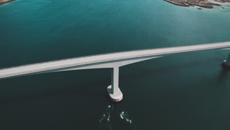 Filmische-Aufnahmen-Der-Gimsoystraumen-Brücke-Auf-Den-Atemberaubenden-Lofoten-Inseln