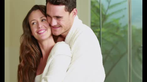 una joven pareja feliz abrazándose juntos