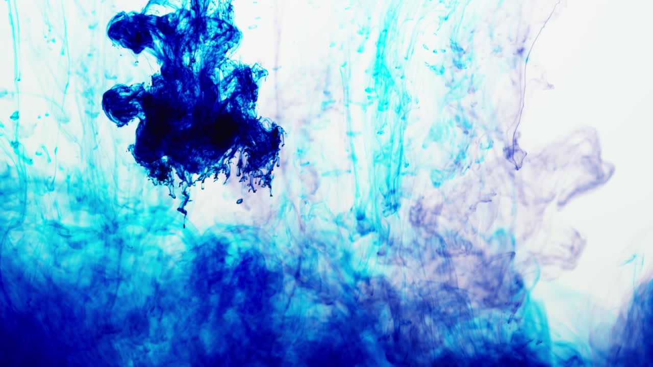 pintura o tinte púrpura y azul caído en el agua contra un fondo blanco para crear un fondo de humo colorido giratorio 6