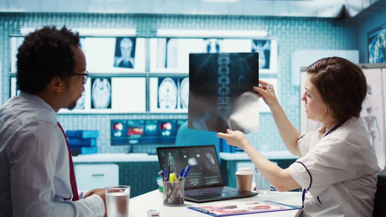 profesional de la salud compartiendo su experiencia médica con un paciente en la oficina