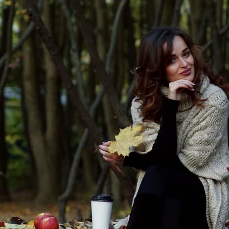 mujer de otoño en el parque de otoño