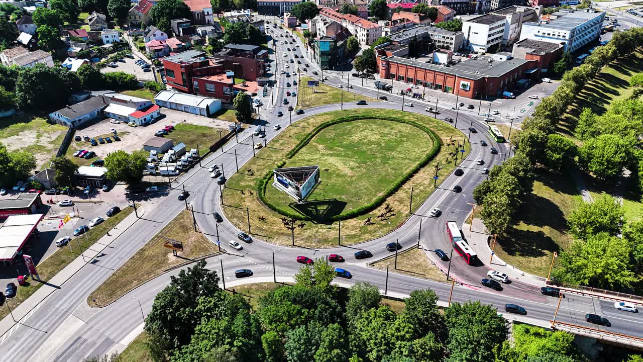 Vista aérea de uma rotatória urbana com escultura de cavalo