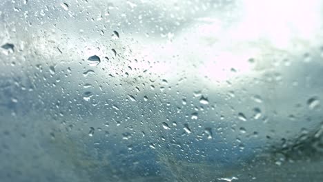 gotas de lluvia en un vaso