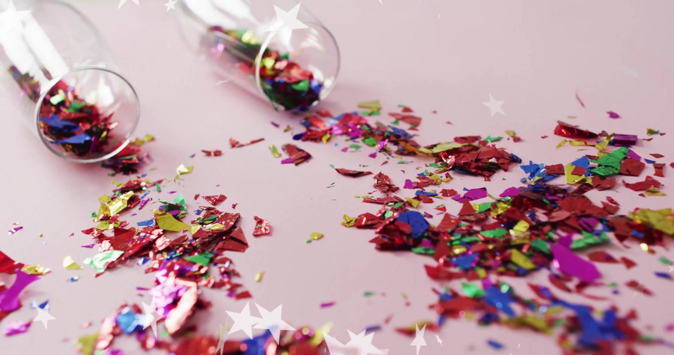 Coriandoli colorati sparsi da un bicchiere su un'animazione a stella su sfondo rosa.