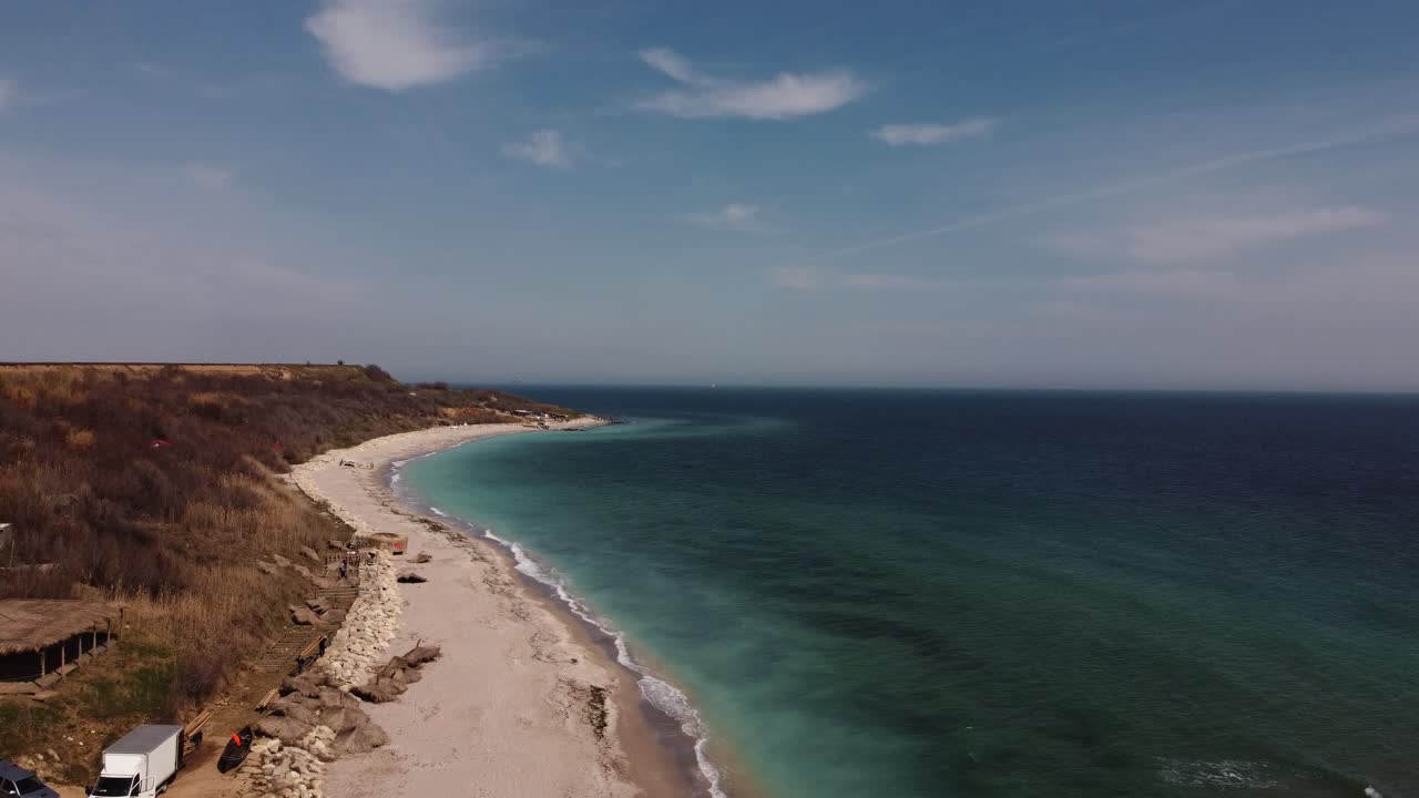 vista aérea de la playa de arena y agua turquesa