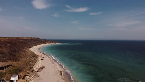 Vista-Aérea-De-La-Playa-De-Arena-Y-Agua-Turquesa