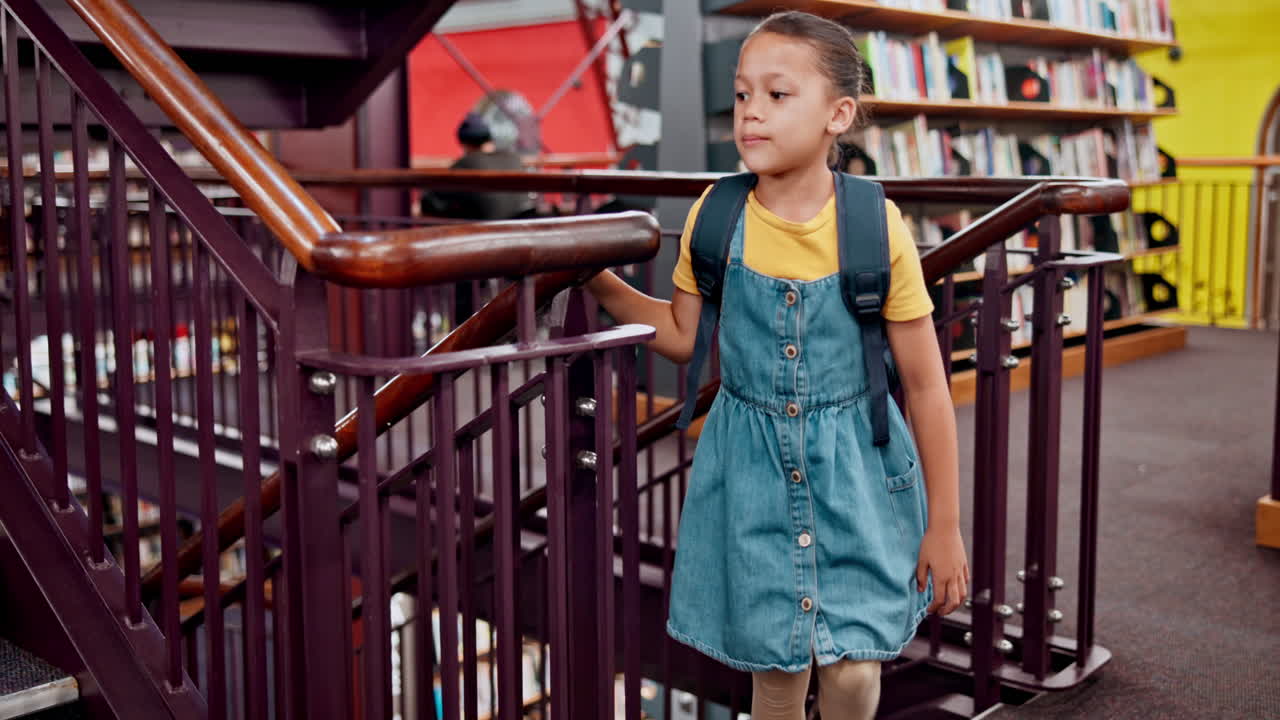una chica subiendo las escaleras en una biblioteca.