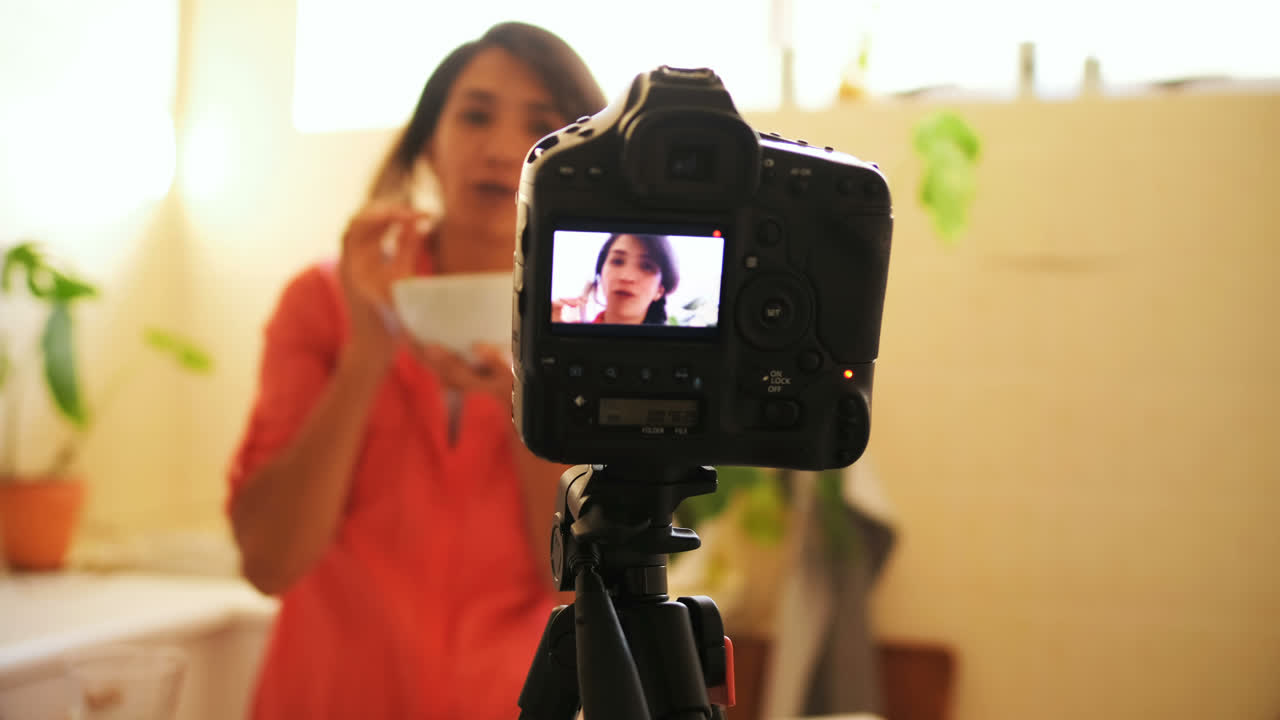 Vlogger donna che registra un vlog di cucina 4k